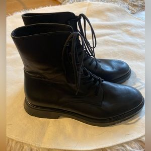 Stuart Weitzman MCKENZEE MENS Boot
Black Leather
Size 12 MENS